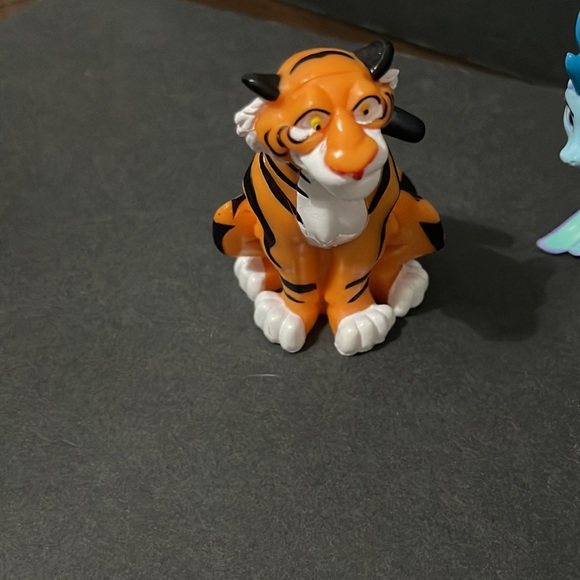 DISNEY FIGURES RAYA AND THE DRAGON - Picture 5 of 6